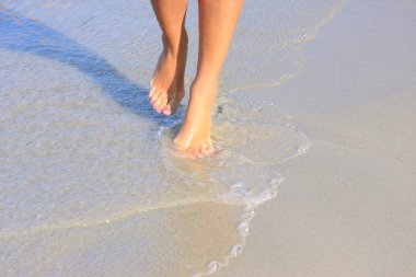 bacaklar bir plajda