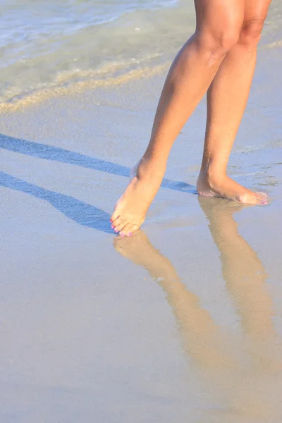 在海滩上的双腿 — 图库照片