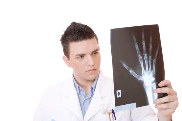 Kaukasische Mitte erwachsener männlicher Arzt hält Röntgenbilder hoch — Stockfoto