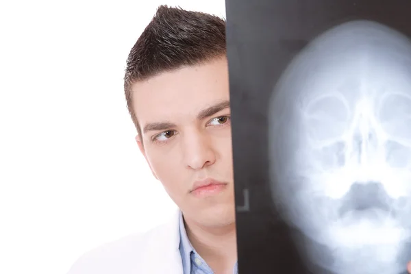 Caucasien mi adulte mâle médecin tenant jusqu'à rayons X — Photo
