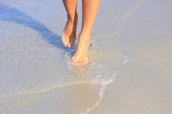 Las piernas en la playa —  Fotos de Stock