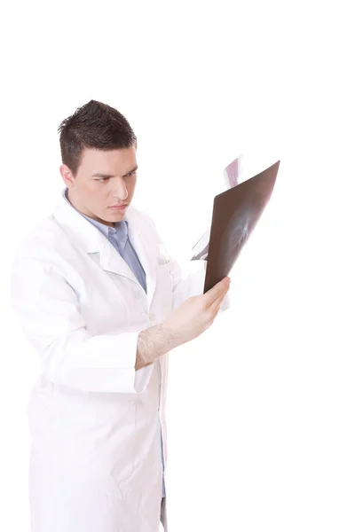 Médico caucásico sosteniendo rayos X —  Fotos de Stock