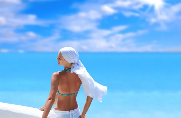 Kobieta relaks na plaży — Zdjęcie stockowe