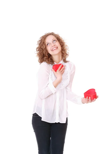 Frau mit einem Herzgeschenk in der Hand — Stockfoto