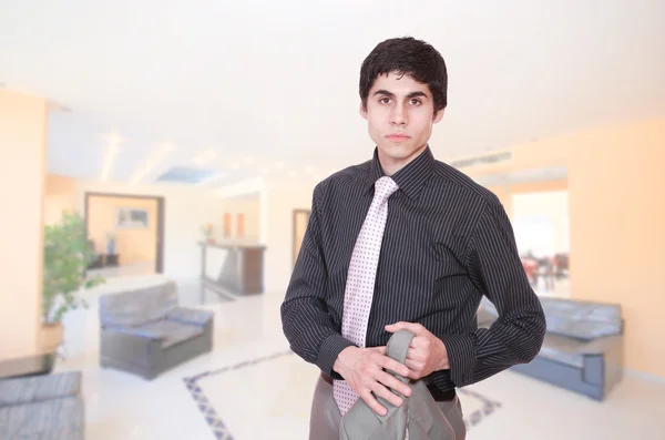 Mannelijke hotelmanager in de lobby — Stockfoto