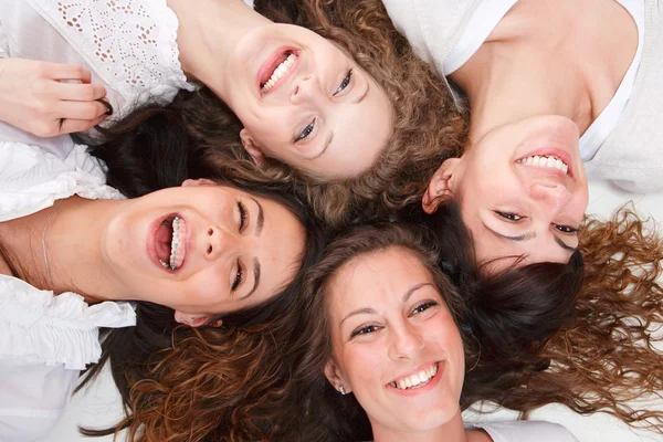 Группа счастливых красивых смеющихся девушек — стоковое фото