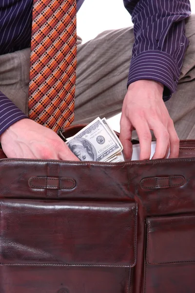 Pengar i en affärsman händer — Stockfoto