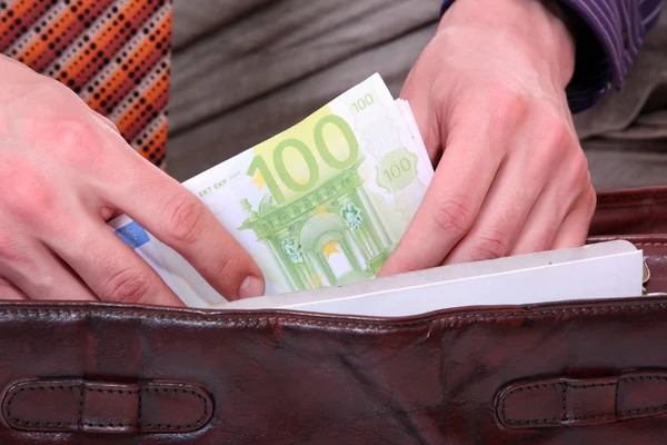 Человек платит банкнотами евро — стоковое фото