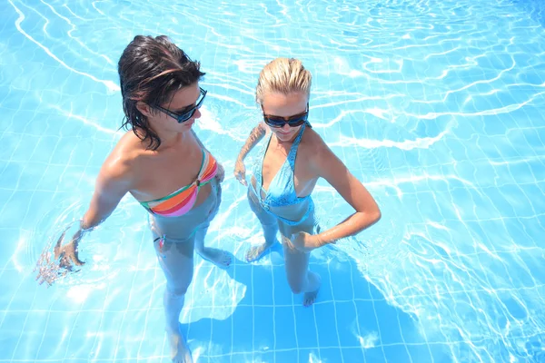 Disfrutando del sol en una piscina — Foto de Stock
