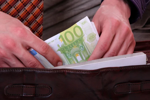 Człowiek płaci banknotów euro — Zdjęcie stockowe