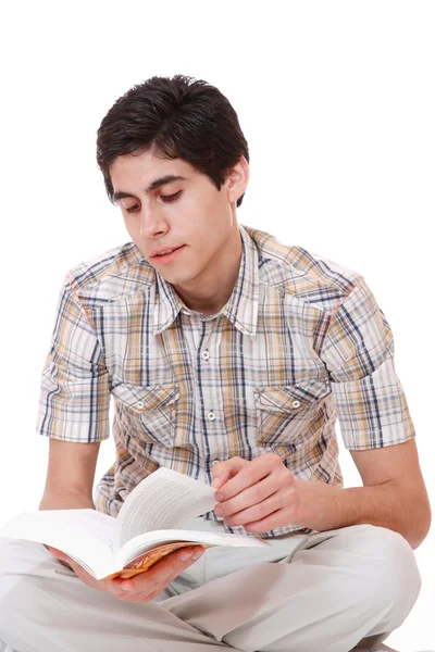 Pohledný mladý muž čte knihu — Stock fotografie