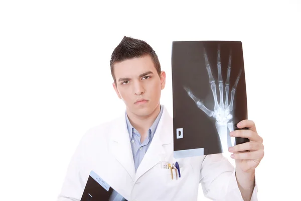 Kaukasischer Arzt hält Röntgenbilder hoch — Stockfoto
