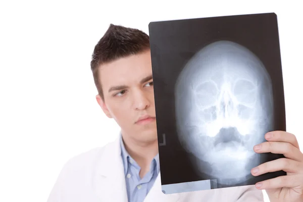 Kaukasischer Arzt hält Röntgenbilder hoch — Stockfoto