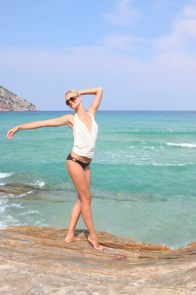 Mulher bonita desfrutando da praia — Fotografia de Stock