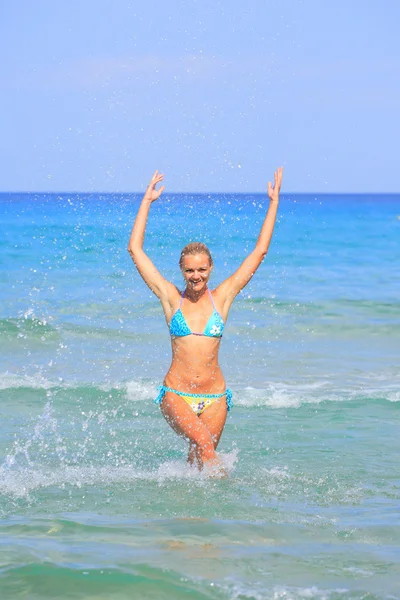Vrouw aan het strand in Griekenland — Stockfoto