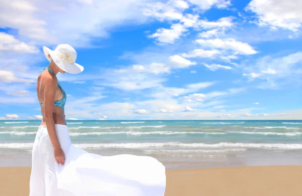 Kadın tarafından plaj rahatlatıcı — Stok fotoğraf