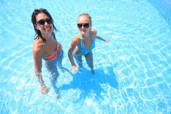 Sonnenbaden im Schwimmbad — Stockfoto