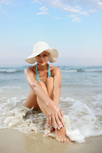美丽女人享受海滩 — 图库照片