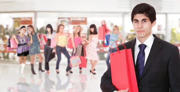 Knappe jongeman winkelen — Stockfoto