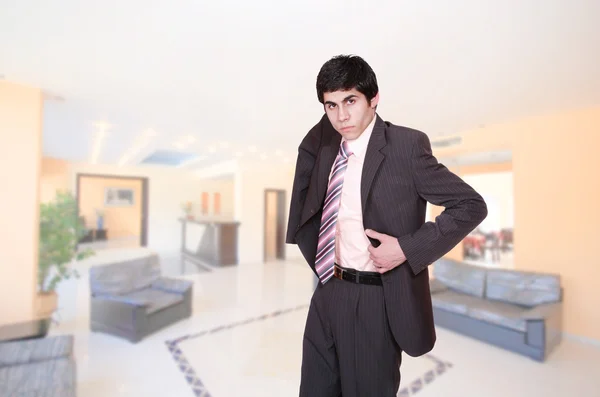 Männlicher Hotelmanager in der Lobby — Stockfoto