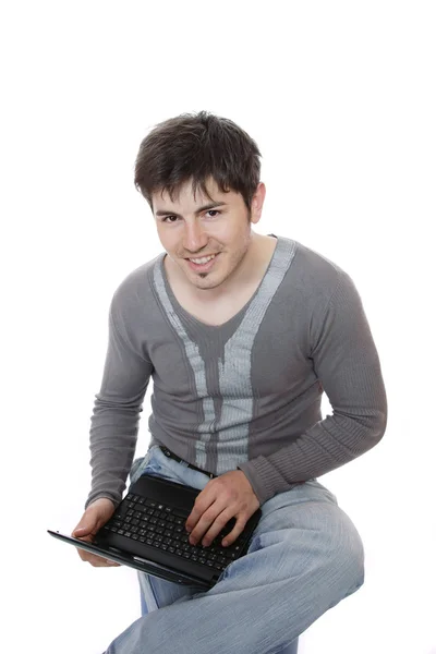 Νεαρός άνδρας που χρησιμοποιεί φορητό υπολογιστή — Φωτογραφία Αρχείου