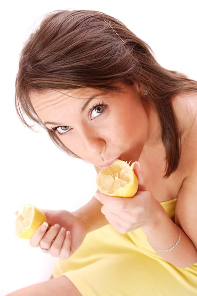 年轻女子吃酸柠檬 — 图库照片