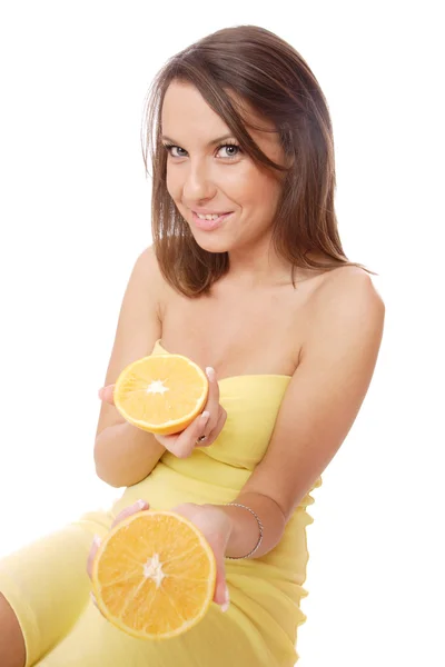 ハッピー モデル オレンジを食べる — ストック写真