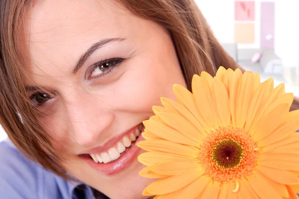Schönes Frauengesicht mit Sonnenblume — Stockfoto
