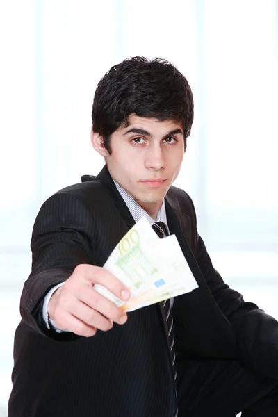 Uomo d'affari detiene denaro — Foto Stock