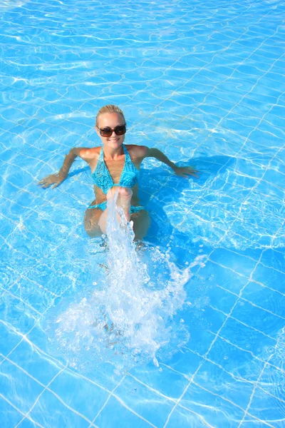 Beautiful young woman at a pool — Stock Photo, Image