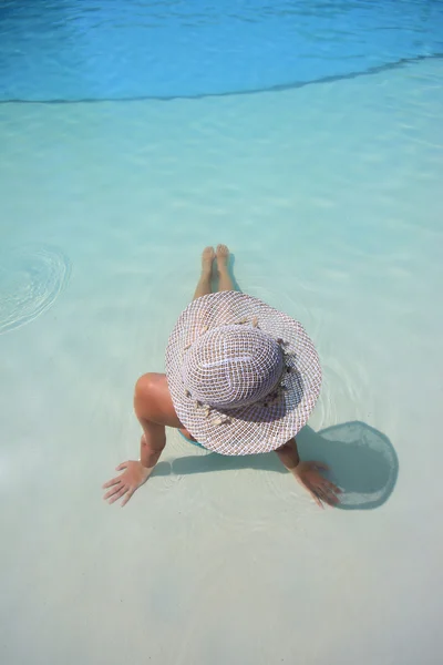 Hermosa joven en una piscina —  Fotos de Stock