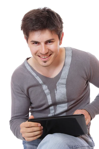 Genç adam dizüstü bilgisayar kullanıyor — Stok fotoğraf