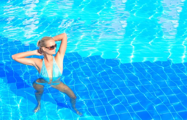 Mooie jonge vrouw in een pool — Stockfoto