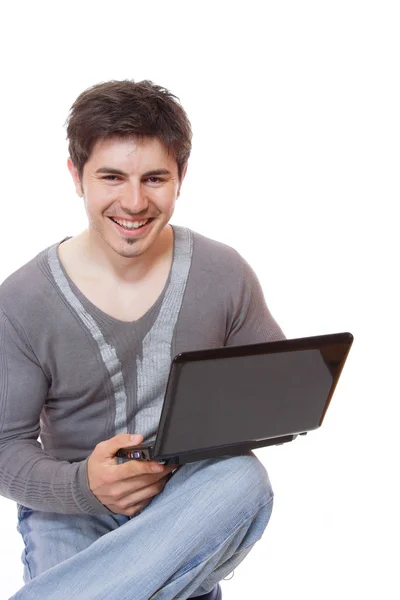 Hombre joven usando el ordenador portátil — Foto de Stock