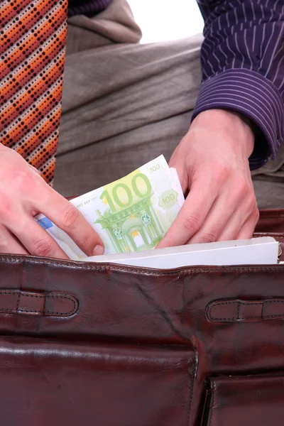 男人用欧元纸币支付 — 图库照片