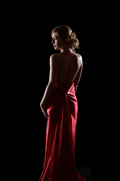Atractiva chica rubia en vestido rojo — Foto de Stock
