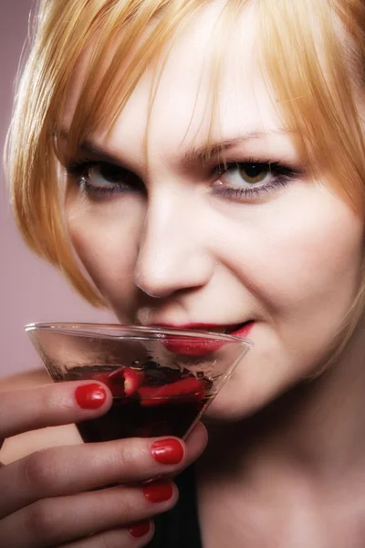 Schöne blonde Frau mit Glas — Stockfoto