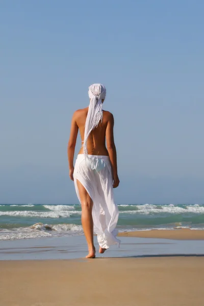Donna in topless sulla spiaggia — Foto Stock