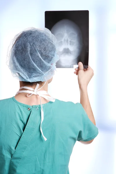 Médico segurando raios X . — Fotografia de Stock
