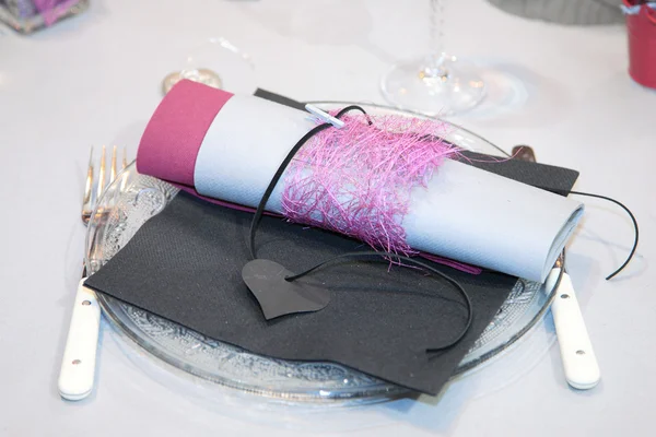 Tisch für eine Hochzeit gedeckt — Stockfoto