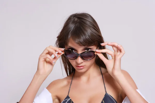 Garvade kvinna stående med solglasögon — Stockfoto