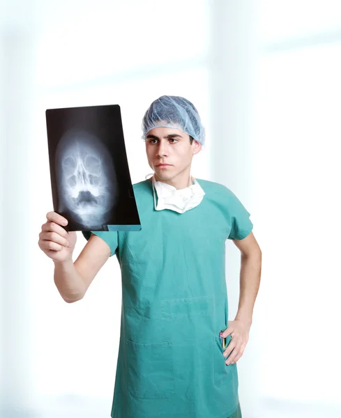 Arzt hält Röntgenbilder hoch. — Stockfoto