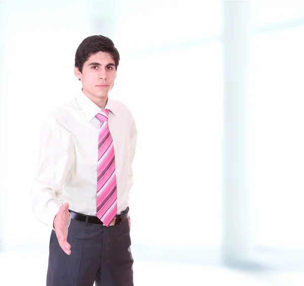 Молодой бизнесмен стоит — стоковое фото