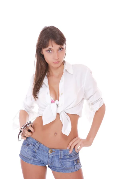 Mladá žena v džínách kraťasy — Stock fotografie