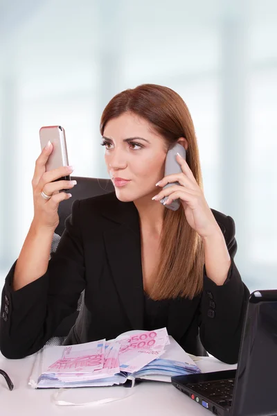 Young business woman with phone — Stock Photo, Image