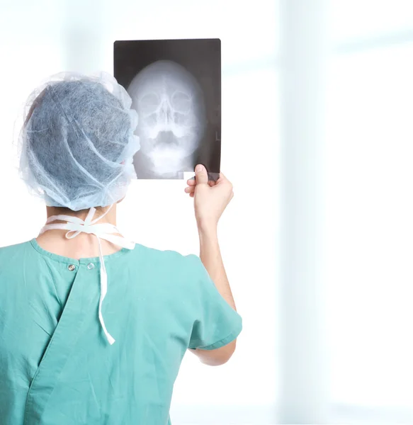 Doctor sosteniendo rayos X . — Foto de Stock