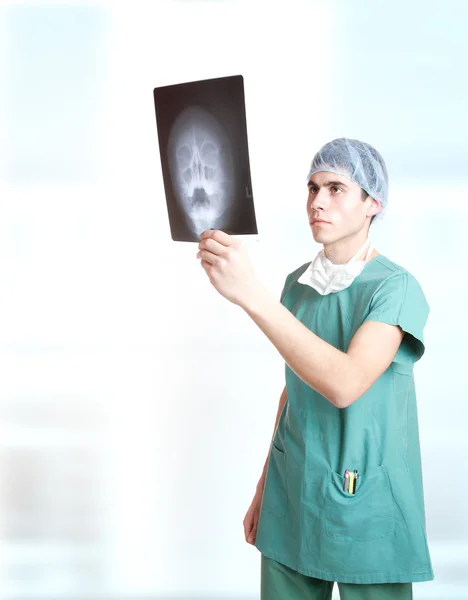 Доктор держит рентген. . — стоковое фото