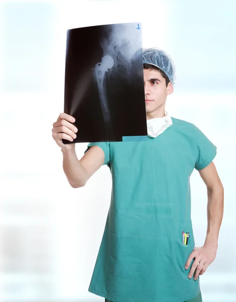 Лікар тримає рентгенівські промені . — стокове фото