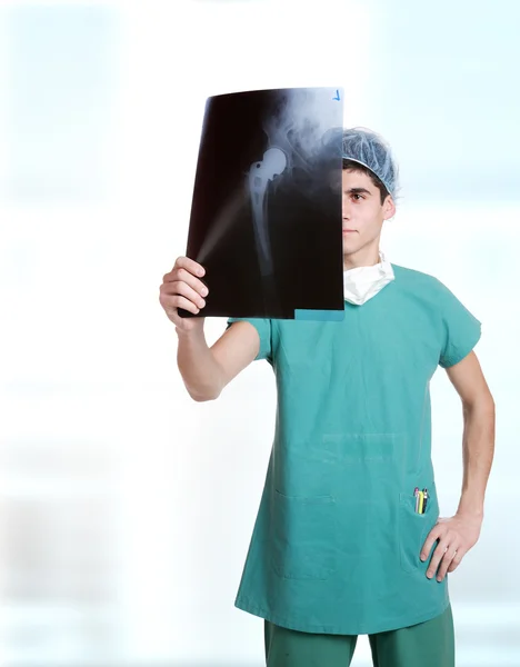 Medico che sorregge le radiografie . — Foto Stock