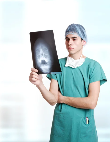 Лікар тримає рентгенівські промені . — стокове фото